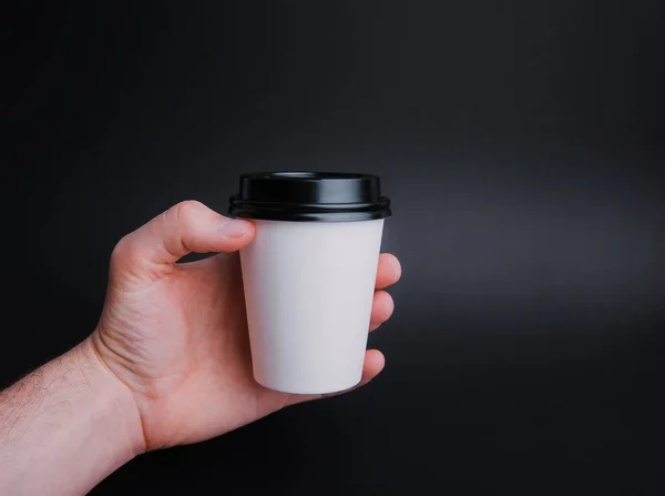 Une Main Masculine Tenant Une Tasse Blanche Avec Couvercle Plastique — Photo