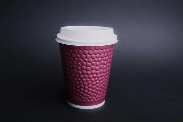 Фото Фиолетовой Бумажной Чашки Белой Крышкой Темном Фоне — стоковое фото