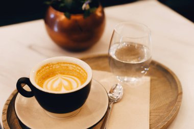 Kahve dükkanında masada taze kapuçino