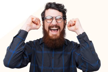 Elleri havada bağıran sakallı adam, Hedef, Kazanan, Kutlama. Yüz ifadesi. Sakallı çılgın adam.