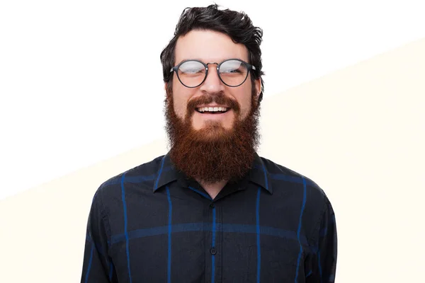 Retrato de um jovem barbudo usando óculos olhando para o c — Fotografia de Stock