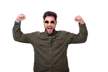 Güneş gözlüğü serin yakışıklı adam Fotoğraf, beyaz arka plan üzerinde, kolları ile kazanmak jest yapıyor 