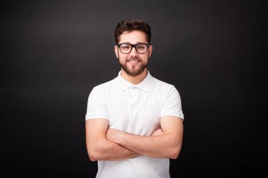 Yakışıklı mutlu esmer arka plan üzerinde çapraz elleri ile neşeli adam gülümseyen