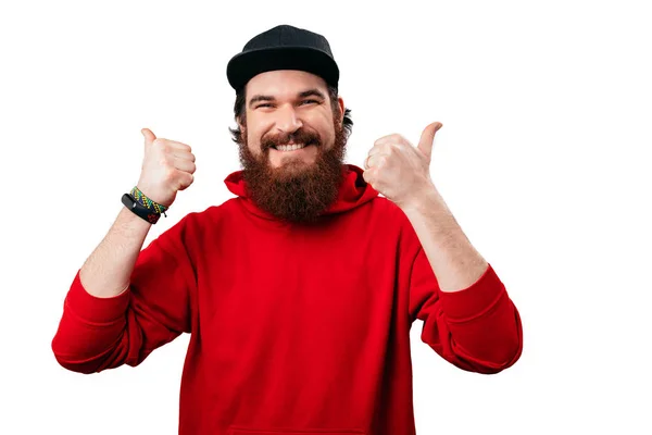 Uśmiechnięty Brodaty Człowiek Ubrany Kapelusz Czerwona Bluza Pokazując Kciuki Robi — Zdjęcie stockowe