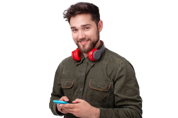 Retrato Hombre Barbudo Camisa Usando Móvil Auriculares Mientras Mira Cámara — Foto de Stock