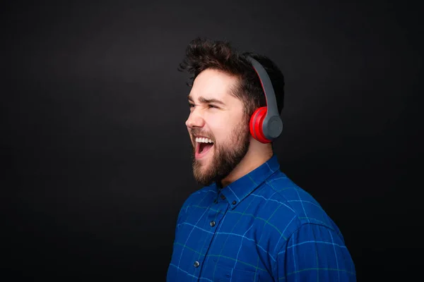 Foto Joven Emocionado Con Auriculares Escuchando Música Cantando Sobre Pared — Foto de Stock