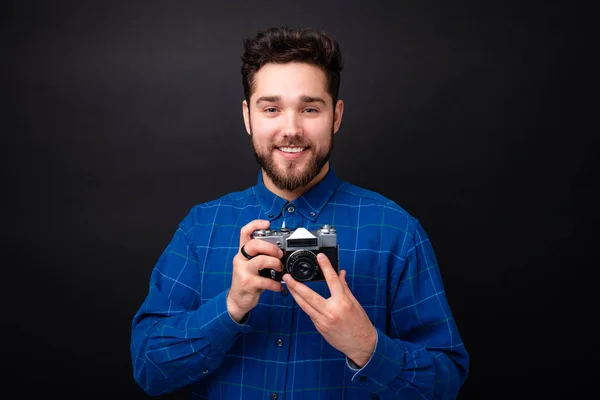 Feliz Sorrindo Barbudo Jovem Segurando Uma Câmera Vintage Olhando Para — Fotografia de Stock