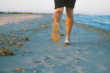 Fotoğraf f sahilde çalışan yakışıklı adam, monrning içinde 