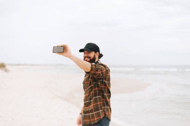 Holinday zevk ve selfie fotoğraf çekmek yakışıklı sakallı adam portresi