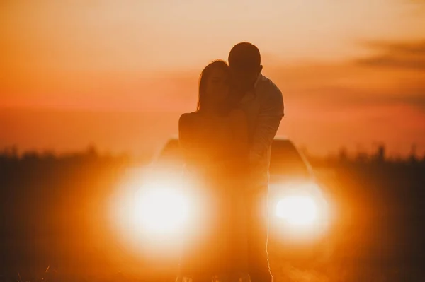 Romantická Fotka Objetí Dvojice Při Západu Slunce Pozadí Autě — Stock fotografie