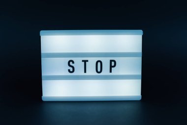 Metin, Stop, izole koyu arka plan ile bir ışık kutusu fotoğrafı