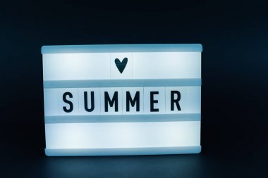 Metin, Yaz, koyu izole arka plan ile bir ışık kutusu fotoğrafı  