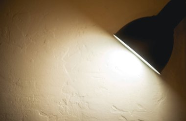 Lamba beyaz duvar siyah armatürleri iç tasarım için arka plan. Metniniz için alan.