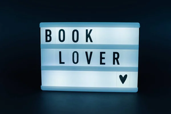 Foto Van Een Lichtbak Met Tekst Boek Lover Donker Geïsoleerd — Stockfoto