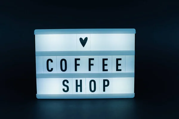 Foto Uma Caixa Luz Com Texto Coffee Shop Fundo Escuro — Fotografia de Stock