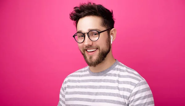Foto Homem Sorridente Usando Óculos Aipods Olhe Para Câmera Sobre — Fotografia de Stock