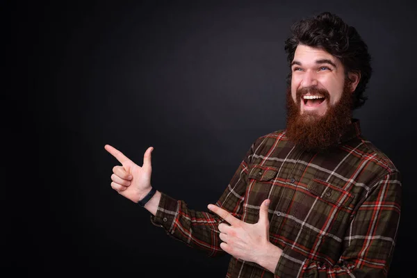 Bearded Guy Brown Shirt Ponting Bort Med Fingrarna Över Mörk — Stockfoto