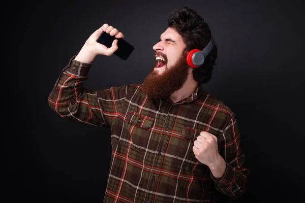 Muchacho Barbudo Excitado Escuchando Música Cantar Bailar Sobre Fondo Oscuro —  Fotos de Stock