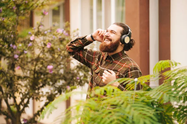 Barbu et homme aux cheveux longs à l'écoute de la musique en plein air, smil — Photo