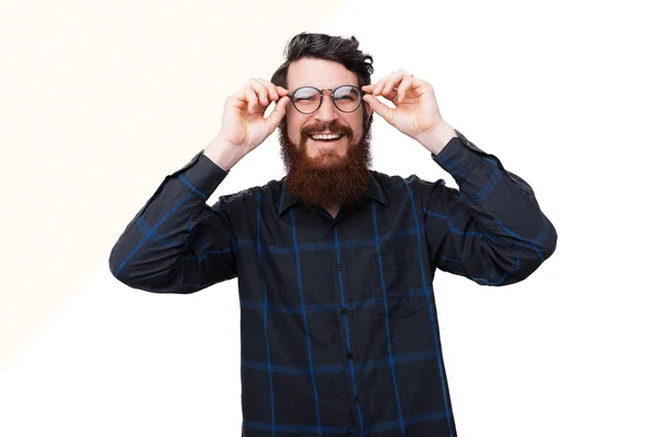 Feliz Sorriso Barbudo Homem Tocando Quadro Óculos Olhando Para Câmera — Fotografia de Stock