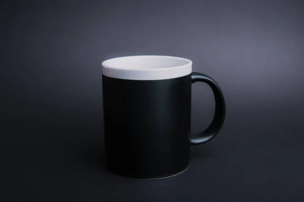 暗い孤立した背景の上に黒いマグカップの写真 — ストック写真