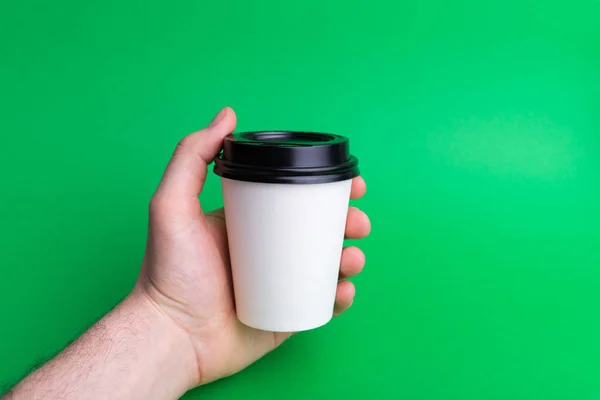 Foto Homem Mãos Segurando Copo Tirar Branco Sobre Fundo Verde — Fotografia de Stock