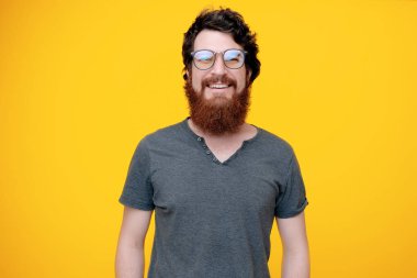 Gözlük takan sakallı adamın Porrtait'i, sarı arka planın üzerinde duruyor. 