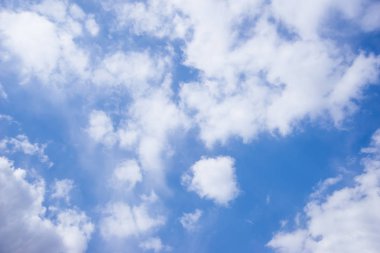 Kabarık bulutlar ile güzel bir mavi gökyüzü fotoğrafı