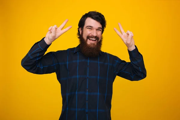 Hombre Alegre Con Barba Sonrisa Dentada Haciendo Gesto Paz Sobre — Foto de Stock
