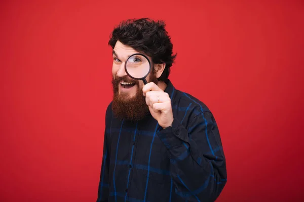 Portrait Bearded Man Looking Magnifying Glass Red Background — Stock Photo, Image