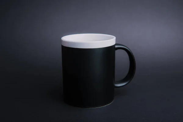 Foto Una Taza Negra Sobre Fondo Oscuro Aislado — Foto de Stock