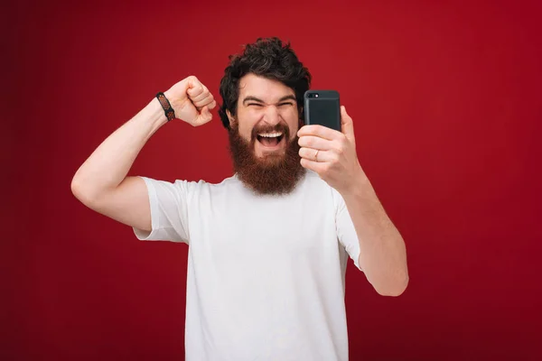 Feliz Homem Barbudo Animado Usando Telefone Celular Celebrando Sucesso Sobre — Fotografia de Stock