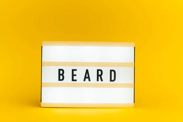 Foto Una Caja Luz Con Texto Barba Sobre Fondo Amarillo — Foto de Stock