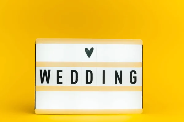 Foto Uma Caixa Luz Com Texto Wedding Fundo Amarelo Isolado — Fotografia de Stock