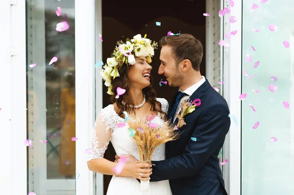 Romantische Foto Van Bruid Bruidegom Autside Knuffelen Glimlachend — Stockfoto