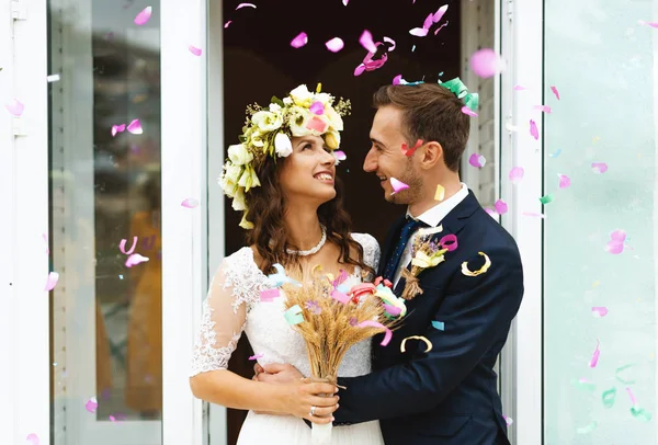 Krásné Květiny Padají Nevěsty Ženichy Usmívají — Stock fotografie