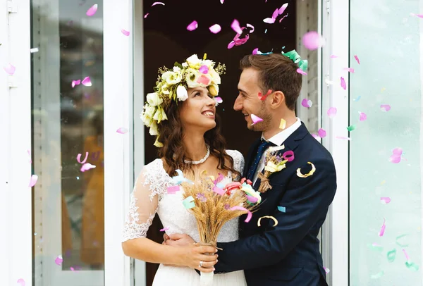 Vackra Blommor Kronblad Falla Brud Och Brudgum Huggs Och Leende — Stockfoto