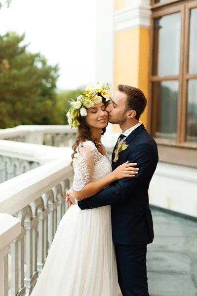 Romantiskt Foto Bröllopspar Han Hudds Hon Och Kiss — Stockfoto