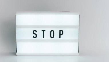 Beyaz arka plan üzerinde, copyspace ile durdur başlığı ile ışık kutusu 