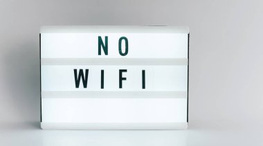 Beyaz arka plan üzerinde, copyspace ile başlık No Wifi ile ışık kutusu 