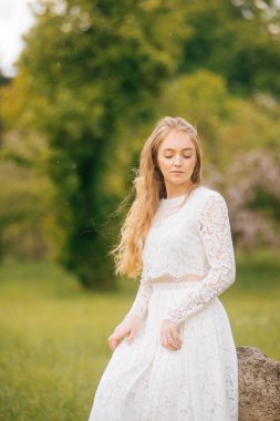 Yeşil bir bluz arka plan üzerinde güneşli bir günde aşağı bakan güzel gelin portresi.