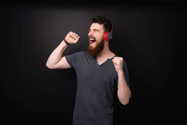 Gritando Barbudo Hombre Escuchar Música Headpone Sobre Oscuro Aislado Fondo —  Fotos de Stock