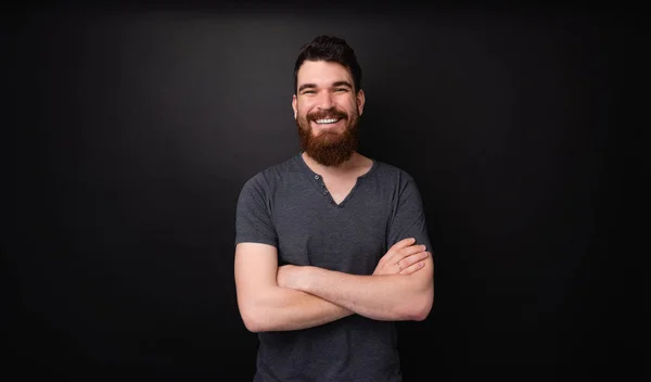 Retrato Hombre Barbudo Sonriendo Con Las Manos Cruzadas Pie Sobre — Foto de Stock