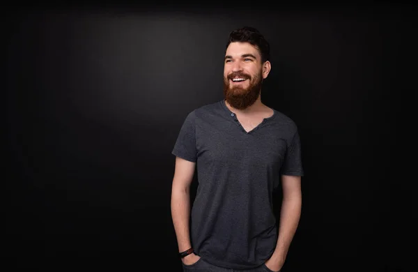 Retrato Hombre Barbudo Pie Sobre Fondo Oscuro Con Las Manos — Foto de Stock