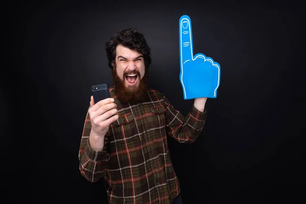 Foto Hombre Barbudo Con Gran Guante Abanico Azul Gritando Celebrando — Foto de Stock