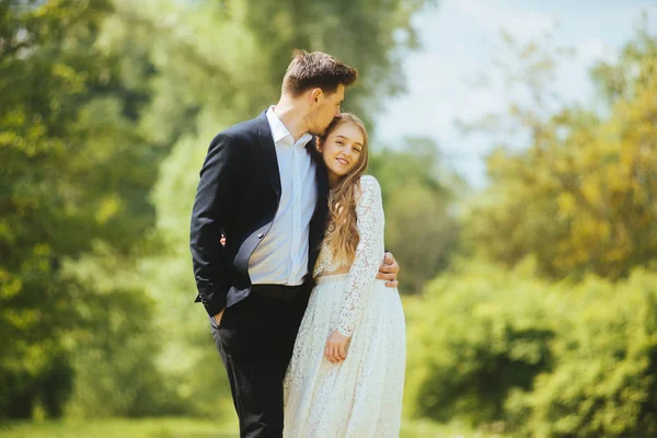 Boldog Fiatal Esküvő Pár Szabadtéri Parkban Vőlegény Megcsókolta Menyasszony Egy — Stock Fotó