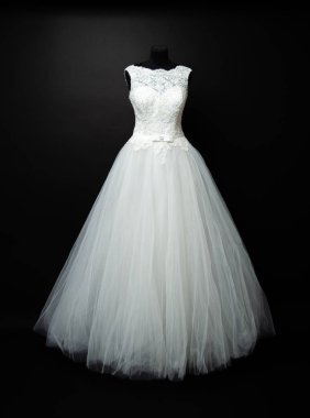 Stüdyoda siyah arka planda beyaz gelinlik