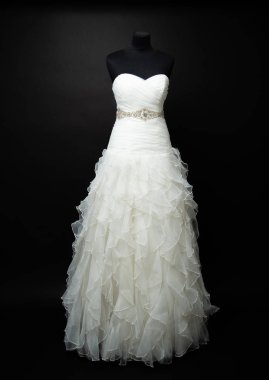 Stüdyoda siyah arka planda beyaz gelinlik