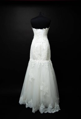 Stüdyoda siyah arka planda beyaz gelinlik