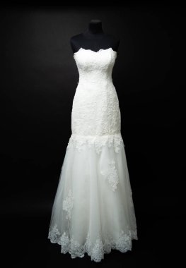 Stüdyoda siyah arka planda beyaz gelinlik